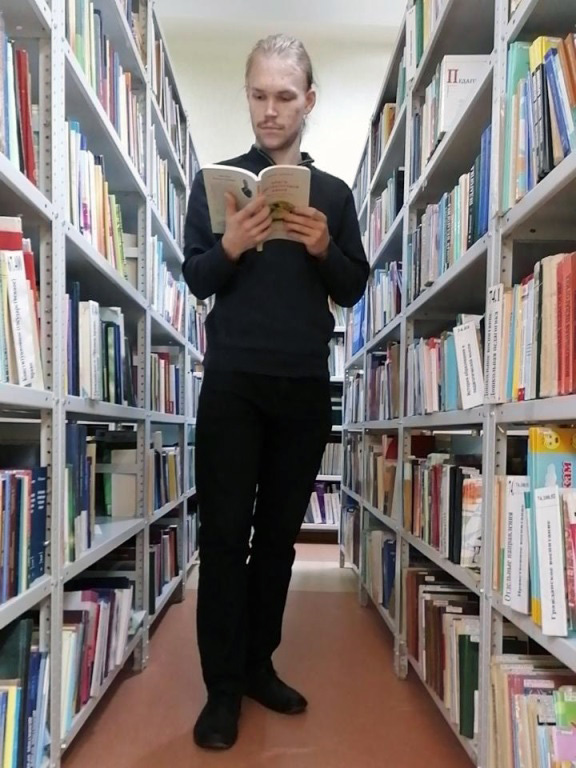 Лучшим читателем апреля в конкурсе «Читатель года- 2023» стал Леонид Ноздрин, студент лингвистического факультета