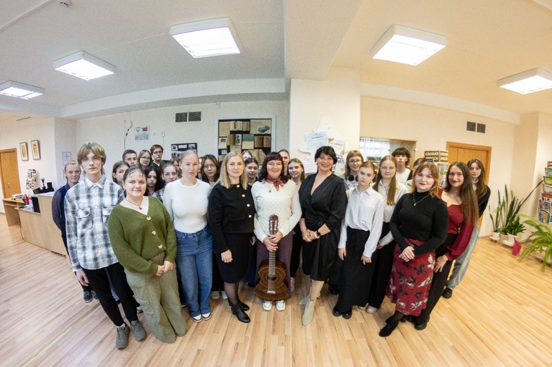 Литературно-музыкальная гостиная «Мы будем вечно прославлять ту женщину, чьё имя – Мать» в библиотеке БарГУ