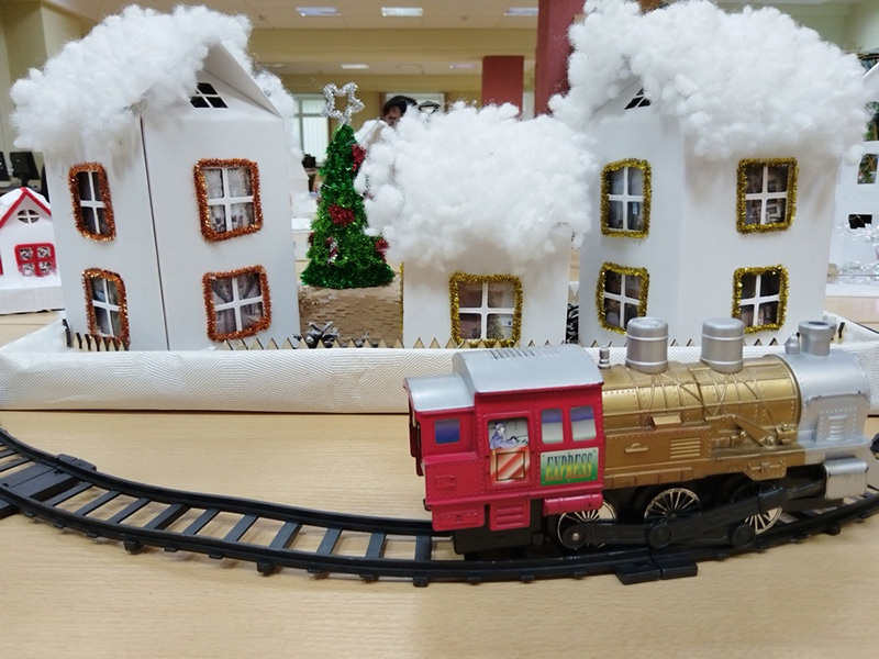 Студенты создают в библиотеке чудесное новогоднее настроение!