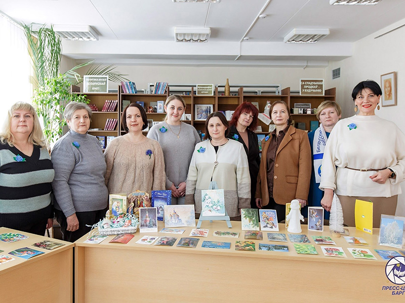 В библиотеке состоялось закрытие выставки новогодних открыток «Чудеса на ладони»