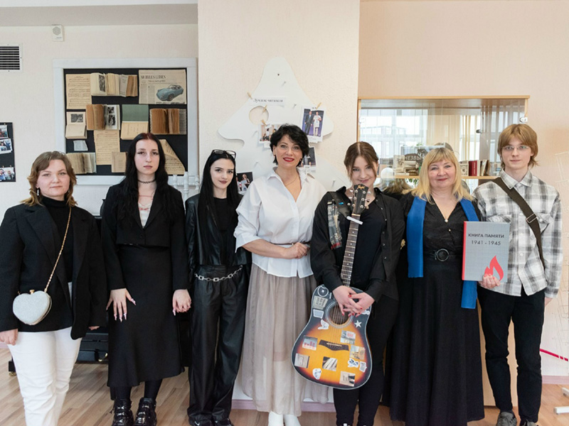 «Здесь слово крылья обретает» : литературный праздник в библиотеке